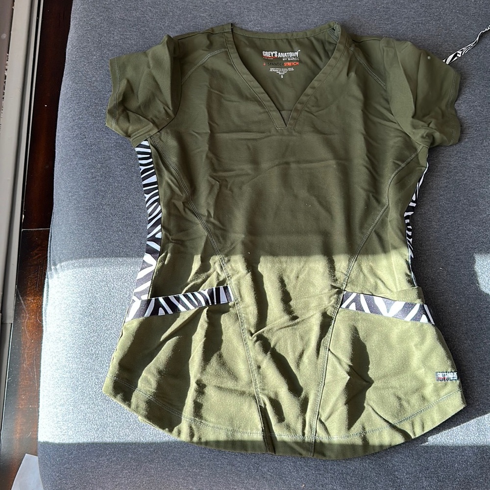 Grey’s Anatomy (S) Scrub Set Olive Green with Zebra Decal